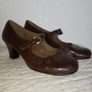 Aerosoles brown pumps/heels
